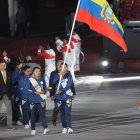 Richard Carapaz llevó el pabellón nacional durante la inauguración.