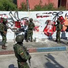 Miembros de las Fuerzas Armadas borraron murales donde se había colocado insignias de esta banda.