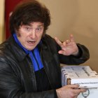 El candidato ultraderechista a la presidencia de Argentina por la coalición La Libertad Avanza, Javier Milei, fue registrado este domingo, 22 de octubre, al votar en los comicios generales