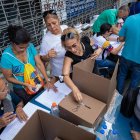 Ciudadanos asisten a votar faltando poco tiempo para el cierre de las mesas, hoy, en las elecciones primarias de la oposición, en Caracas (Venezuela).