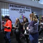 Ciudadanos venezolanos en Ecuador fueron registrados este domingo, 22 de octubre, al hacer fila para ejercer su derecho al voto en las elecciones primarias de la oposición, en Quito (Ecuador).