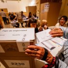 Ciudadanos argentinos fueron registrados este domingo, 22 de octubre, al votar en las elecciones generales de su país, en Buenos Aires (Argentina).