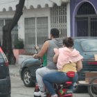 Varias personas circulan en las motonetas