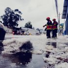Atención. Los equipos de emergencia acudieron a los puntos en donde se acumuló el agua y el hielo.