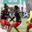 Jhon Jairo Cifuente (i) y Jeison Medina (d) fueron los autores de los goles de Aucas.