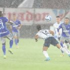 El aguacero con rayos que acompañó el inicio del juego entre albos y azules hizo que el partido sea suspendido.