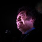 El candidato presidencial Javier Milei habla tras conocerse los resultados de la primera vuelta de las elecciones argentinas, hoy, en Buenos Aires (Argentina).