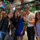 El actor Matt Smith junto a un grupo de fans.