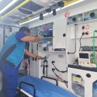 Personal paramédico de una de las nuevas ambulancias revisa los equipos del vehículo