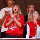Taylor Swift vibrando en el partido donde jugó su novio Travis Kelce.
