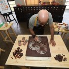 Perspectiva. El artista Marcos Restrepo busca darle formas a los materiales comestibles con los que experimentó para crear tres obras de arte