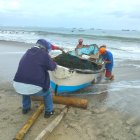 Los pescadores en Ballenita buscaron este 23 de octubre salvar sus naves.