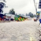 Imagen de granizo acumulado en una vía del suroriente de Quito