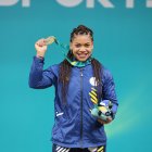 Angie Palacios con la medalla de oro que alcanzó en la disciplina de halterofilia.