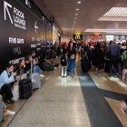 Los viajeros esperan para abordar los trenes en la estación Termini debido a retrasos causados por un problema en la línea eléctrica que ralentizó el tráfico ferroviario, en Roma, Italia, 23 de octubre de 2023.