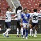 Los jugadores de Liga de Quito felicitan a José Quintero tras marcar el gol que les dio la victoria sobre Emelec.