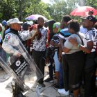 Personal de la Guardia Nacional resguardan a migrantes hoy, durante una revisión de documentos, en el Ecoparque de Tapachula, en el estado de Chiapas (México).