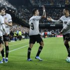 Hugo Duro (c) marcó el segundo gol del Valencia ante el Cadiz.