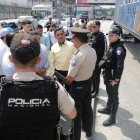 Policia Nacional en el exterior de Trinipuerto haciendo resguardo