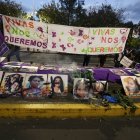 Femicidio - Fotografía de imágenes de mujeres durante una "marcha de luz" hoy, en Quito, el 11 de agosto de 2023