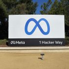 El logo de Meta, conglomerado tecnológico estadounidense matriz de las redes sociales Facebook, Instagram y WhatsApp, en la entrada de su sede principal en Menlo Park (California, EE.UU.).