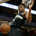 Giannis Antetokounmpo tiene ya 10 años en el equipo de Milwaukee y seguirá 3 temporadas más.