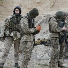 Miembros del "Batallón Siberiano" asisten a su entrenamiento militar como parte de la preparación para luchar contra las tropas rusas en un campo de tiro cerca de Kiev, Ucrania, 24 de octubre de 2023.