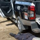 Policías de la Fiscalía General del Estado (FGE), resguardan el lugar donde fueron asesinados al menos 11 policías en Coyuca de Benítez estado de Guerrero (México).