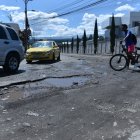 Cuando llueve se forman lagunas en las calles y avenidas. Para los conductores y peatones, es imposible transitar.