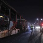 Represalias. Varios autobuses aparecen incinerados en el barrio de Santa Cruz, en Río de Janeiro.