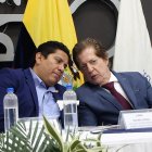 El delegado del Ejecutivo y presidente del Consejo Directivo del IESS, Alfredo Ortega (derecha). dialoga con el delegado de los trabajadores, Richard Gómez, el 5 de octubre, en un acto del hospital Teodoro Maldonado Carbo.