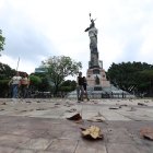 Cuidado. Durante un recorrido por el parque se observó falta de limpieza alrededor de la Columna a los Próceres.
