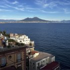 Vista del gran volcán Vesubio, a orillas del Golfo de Nápoles, desde el barrio napolitano de Posillipo