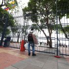 Hecho. Un vendedor afuera de un tramo del Malecón 2000 carga entre sus manos botellas con agua y snacks.