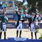 El jinete ecuatoriano Julio Mendoza (c) con la segunda medalla de oro de Ecuador en estos Juegos Panamericanos.