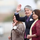 El presidente de Ecuador, Guillermo Lasso, saluda a su llegada a Lima junto a la ministra de Exteriores de Perú, Ana Gervasi Díaz (d).