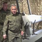 Autoridades militares rusas inspeccionan armas y tropas en la zona de Vosk