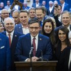 El legislador republicano Mike Johnson intrviene luego de su elección