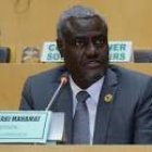 El presidente de la Comisión, El presidente de la Comisión de la Unión Africana (UA), Moussa Faki Mahamat, pidió hoy que se levanten "de manera inmediata e incondicional" las sanciones de la Unión Europea (UE) y Estados Unidos contra Zimbabue por sus actos antidemocráticos, alegando que afectan al crecimiento del país.
