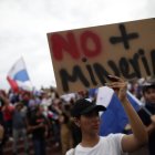 Miles de personas marchan en protesta por la minería, este 25 de octubre, en la calle 50 en Ciudad de Panamá (Panamá).