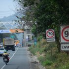 La señalética vigente no es respetada por decenas de conductores, dice la ciudadanía, que apunta a que con una nueva norma no se reducirán los accidentes. La solución está en el control, que es nulo, advierten.