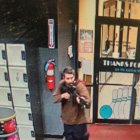 Fotografía cedida por la oficina del Alguacil del Condado Androscoggin que muestra al hombre sospechoso de perpetrar el ataque en Lewiston, Maine