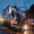 Daños. Un poste de alumbrado público fue destruido en un siniestro de tránsito registrado este jueves.