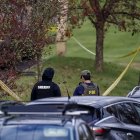 Lewiston (United States), 26/10/2023.- Law enforcement personnel gather outside Schemengees Bar & Grille, following a multiple fatality mass shooting inside at least two locations in Lewiston, Maine, USA, 26 October 2023. Reports on 25 October 2023 indicate multiple fatal casualties and dozens of injuries. Police are still searching for the suspect and officials have declined to give answers regarding the number of the victims EFE/EPA/CJ GUNTHER