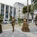 La plaza cuenta con 20 esculturas de bronce en tamaño real, que representan a  próceres de la revolución de octubre y personajes de 1920.