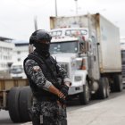 Control.- En la avenida 25 de Julio, al ingreso del Puerto Marítimo de Guayaquil, se ve la presencia de los militares.
