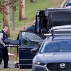 Se retira un cuerpo del interior de Schemengees Bar and Grille, luego de un tiroteo masivo en Lewiston, Maine.