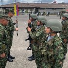 Fotografía cedida por la oficina de comunicaciones del Ejército de Colombia de mujeres soldado, el 25 de octubre de 2023, en Quibdó (Colombia).