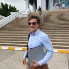 Rodolfo Sancho, actor español y padre del chef Daniel Sancho Bronchalo, acusado de asesinato premeditado, abandona el juicio de su hijo tras ser aplazado, este jueves en Koh Samui.