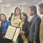 Rosalía Arteaga, expresidenta del Ecuador, fue homenajeada por el Parlamento Andino.